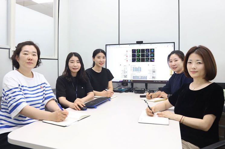 정주연 박사(오른쪽 첫 번째)와 연구팀 구성원들이 기념촬영을 하고 있다. 한국생명공학연구원 제공