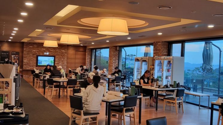 전남 화순CC 전용 식당에 선수들이 모여 식사를 하고 있다. 심진석 기자