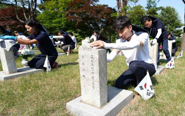 HS효성이 호국보훈의 달을 맞아 전날인 11일 국립서울현충원을 찾아 현충탑을 참배하고 묘역 정화 활동을 실시했다. HS효성