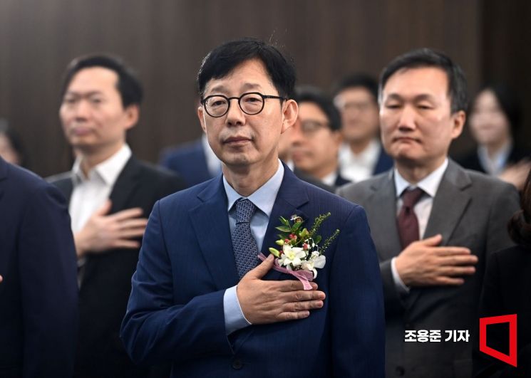 박윤주 외교부 제1차관이 12일 오서울 종로구 정부서울청사에서 열린 취임식에 참석, 국민의례를 하고 있다. 2025.6.12 조용준 기자