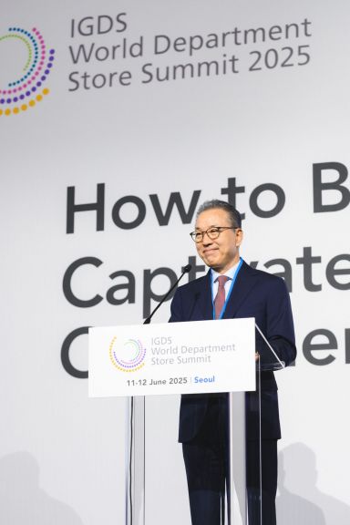롯데백화점이 대륙간백화점협회(IGDS)와 공동으로 주최한 제16회 'IGDS  월드 백화점 서밋(WDSS) 2025'에서 정준호 롯데백화점 대표가 개회사를 하고 있다. 롯데백화점 제공