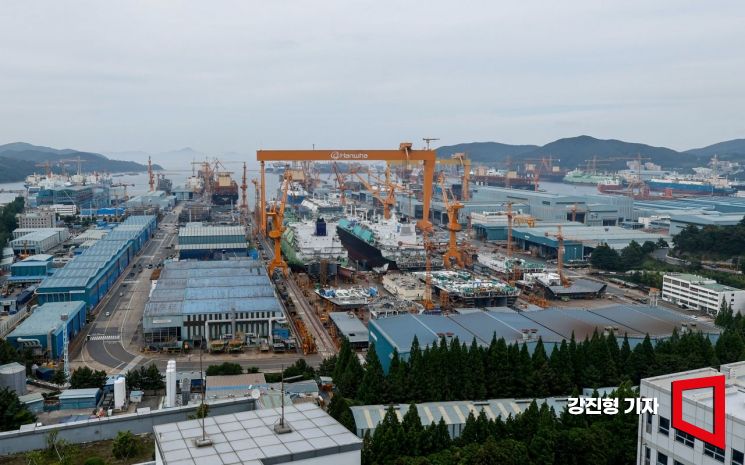 경남 거제 한화오션 옥포조선소 야드 도크에 가득찬 액화천연가스(LNG) 운반선이 건조 작업을 이어가고 있다. 강진형 기자