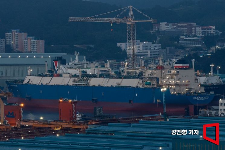 한화오션 경남 거제 옥포조선소 야드 도크에서 액화천연가스(LNG) 운반선이 불을 밝힌 채 건조 작업이 이어지고 있다. 강진형 기자