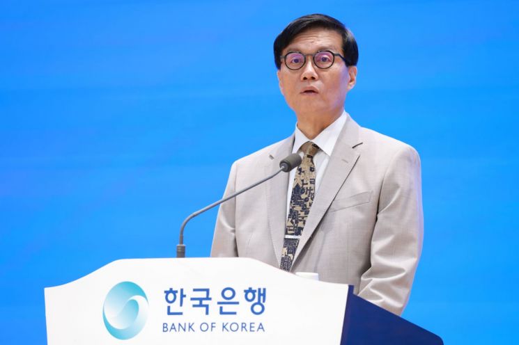 이창용 한국은행 총재가 12일 서울 중구 한은 별관에서 창립 75주년 기념사를 낭독하고 있다. 한국은행