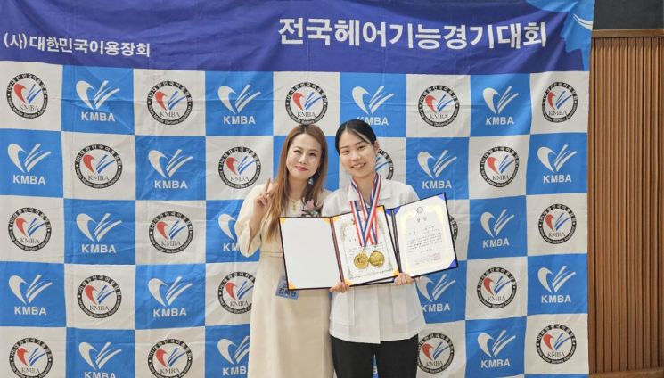 왼쪽부터 신라대 뷰티케어학과 김혜현 교수, 문수인 학생. 신라대 제공
