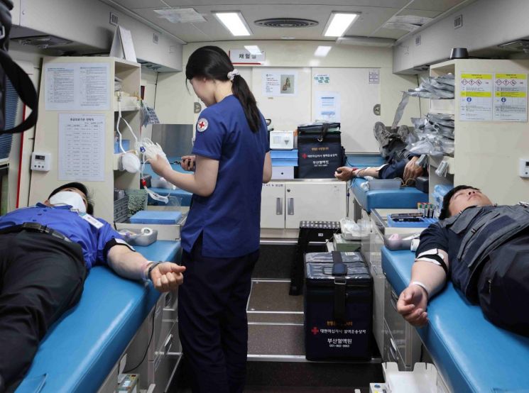 렛츠런파크 부산경남 직원들이 헌혈에 참여하고 있다. 렛츠런파크 부산경남 제공