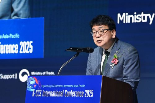 최남호 산업통상자원부 2차관이 12일 서울 여의도 페어몬트 앰버서더 호텔에서 열린 'K-CCS 국제 컨퍼런스 2025'에 참석해 축사를 하고 있다. 산업통상자원부