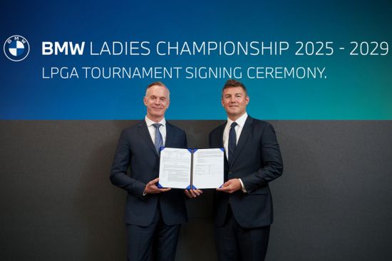베른하르트 테리엣 BMW 그룹 코리아 부사장(왼쪽)과 크리스 매드슨 LPGA 아시아태평양 지사장이 BMW 챔피언십의 연장 계약서에 사인한 뒤 기념 촬영을 하고 있다. 사진제공=BMW 코리아