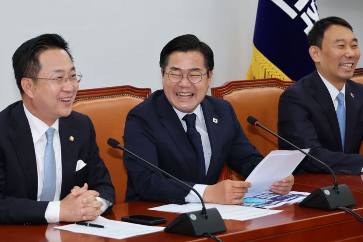 박찬대 더불어민주당 대표 직무대행 겸 원내대표(사진 가운데)가 12일 서울 여의도 국회에서 열린 고별 기자회견에서 퇴임 소회를 밝히던 중 환하게 웃고 있다. 연합뉴스