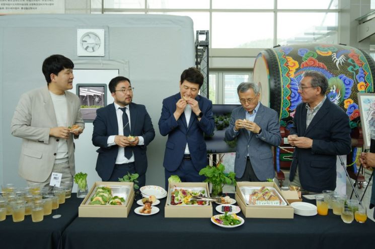 포항 에어팜 수확물 시식 행사. 포항시 제공