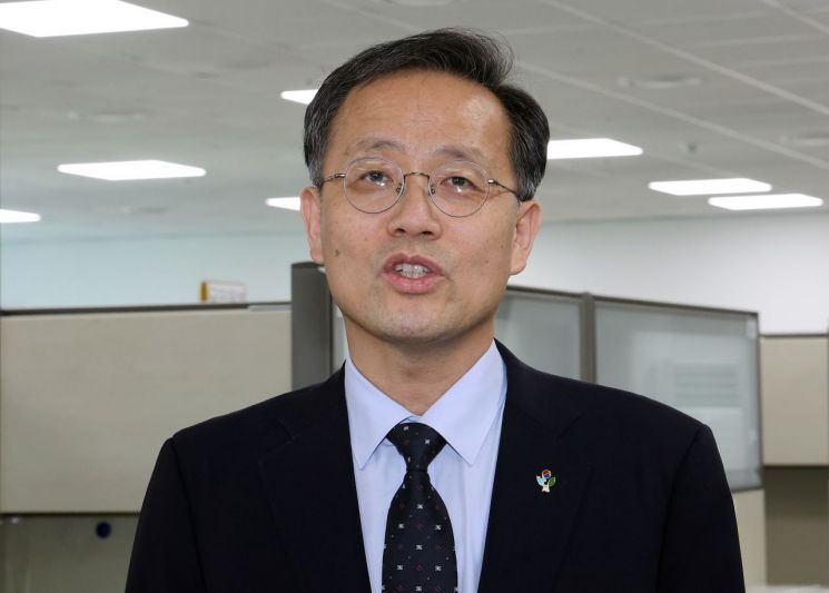이형일 기획재정부 장관 직무대행(1차관)이 12일 정부세종청사 중앙동에 있는 기재부 기자실을 찾아 출입기자와 이야기를 나누고 있다. 연합뉴스