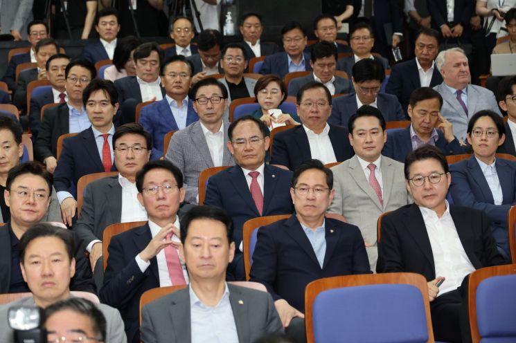 지난 9일 서울 여의도 국회에서 열린 국민의힘 의원총회에서 의원들이 원내대표직 사퇴를 선언한 국민의힘 권성동 원내대표의 발언을 듣고 있다. 연합뉴스