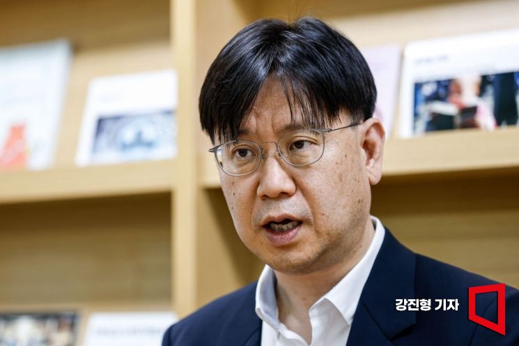 한병화 유진투자증권 이사가 12일 서울 여의도 유진투자증권에서 인터뷰 하고 있다. 강진형 기자