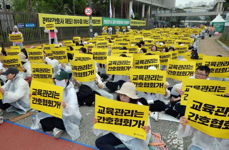 대한간호협회 소속 간호사들이 지난 2일 정부세종청사 보건복지부 앞에서 열린 '진료지원업무 수행하는 간호사 교육 및 자격 관리 투명화와 법제화'를 촉구 집회에서 구호를 외치고 있다. 연합뉴스