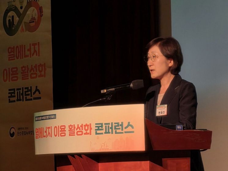 한화진 대통령직속 2050 탄소중립녹색성장위원회 공동위원장이 12일 서울 포스트타워 대회의실에서 열린 '열에너지 이용 활성화' 콘퍼런스에서 축사를 하고 있다. (2025.6.12)탄소중립녹색성장위원회