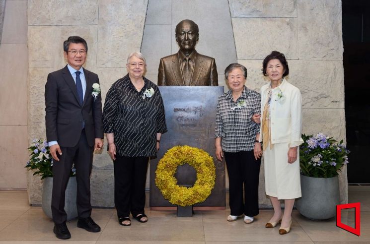 포니정재단은 서울 강남구 삼성동 아이파크타워에 있는 포니정홀에서 ‘제19회 포니정 혁신상’ 시상식을 개최했다. 올해 수상자로 전진상의원·복지관이 선정됐다. 사진 왼쪽부터 정몽규 포니정재단 이사장, 전진상의원·복지관 배현정 원장, 유송자 사회복지관장, 고 정세영 HDC그룹 명예회장 부인 박영자 여사. 포니정재단 제공