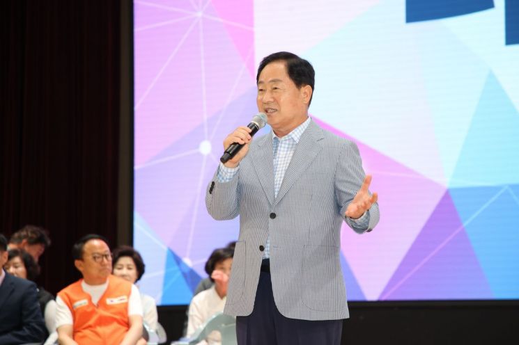 주광덕 남양주시장이 12일 남양주체육문화센터 실내체육관에서 ㈔남양주시자원봉사센터 주관으로 열린 '2025년 남양주시 자원봉사자 한마음 체육대회'에 참석해 인사말을 하고 있다. 남양주시 제공
