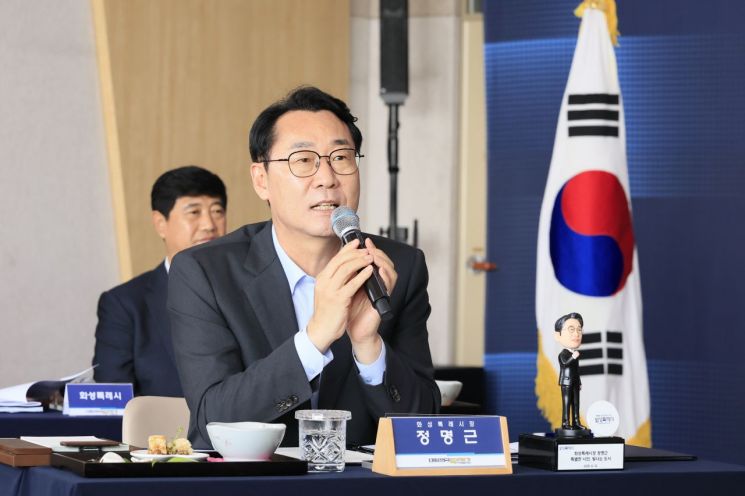 정명근 화성시장이 12일 화성 전곡항 마리나클럽하우스에서 개최된 '대한민국특례시시장협의회'에서 발언하고 있다. 정 시장은 이날 회의에서 협의회 신임 대표회장으로 선출됐다. 화성시 제공