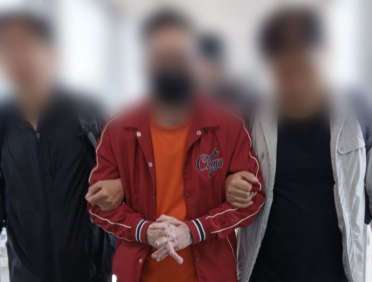 한국인을 대상으로 음란 사이트를 운양하고 성착취물 배포 혐의를 받는 50대 남성 A씨가 12일 에콰도르에서 강제송환되고 있다. 법무부