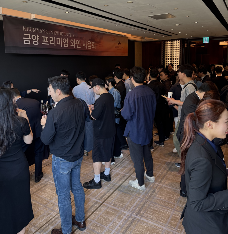 "럭셔리 한 잔"…와인 시장 침체 돌파구 찾는다