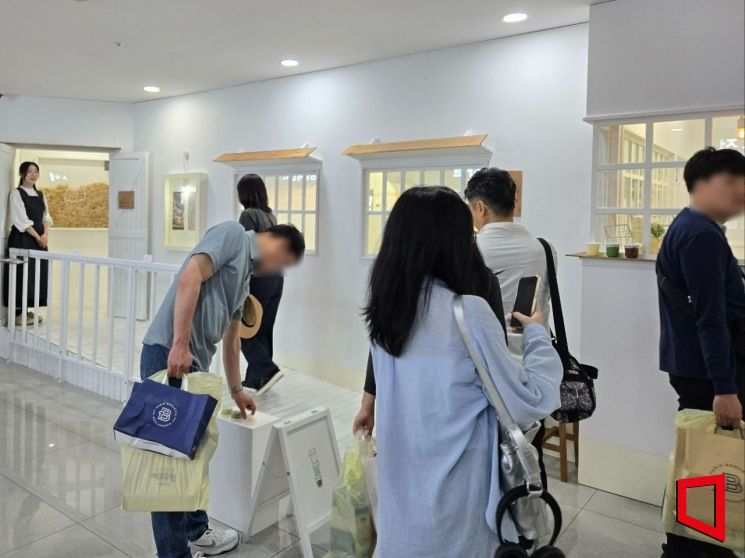 12일 제주국제공항 내 입점 브랜드 '우무'로 사람들이 입장하고 있다. 노경조 기자