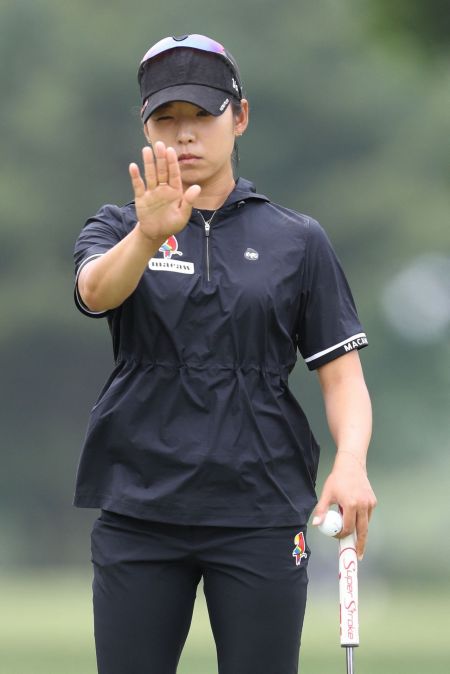 이미향이 마이어 LPGA 클래식 1라운드 17번 홀 그린에서 퍼팅 라인을 읽고 있다. 벨몬트(미국)=AFP·연합뉴스