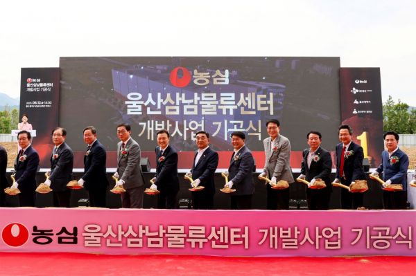농심이 12일 울산삼남물류센터 기공식을 가졌다. 사진 왼쪽 5번째부터 이병학 농심 대표이사, 김두겸 울산광역시장, 이성룡 울산광역시의회 의장, 이순걸 울주군수. 농심
