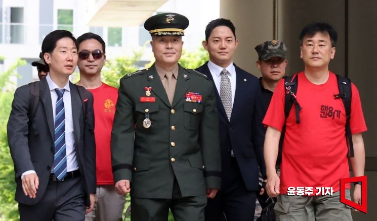 해병대 채모 상병 순직 사건과 관련해 1심에서 무죄를 선고받은 박정훈 대령(전 해병대 수사단장)이 13일 서울 서초구 서울고등법원에서 열리는 2심 1회 공판에 출석하고 있다. 윤동주 기자