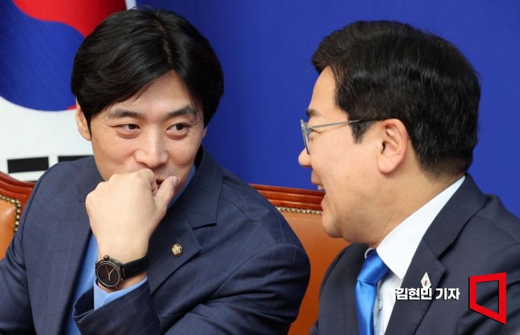 박찬대 의원과 한준호 의원이 2025년 6월13일 국회에서 열린 최고위원회의에서 대화하고 있다. 김현민 기자