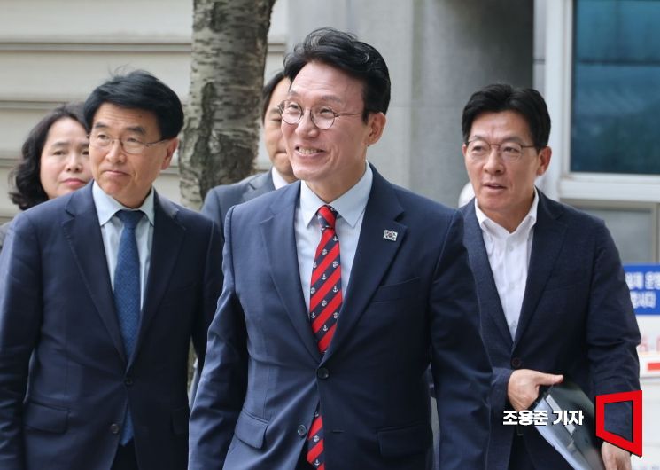 [포토] 출근하는 김민석 국무총리 후보자