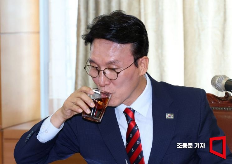 [포토] 물 마시는 김민석 총리 후보자