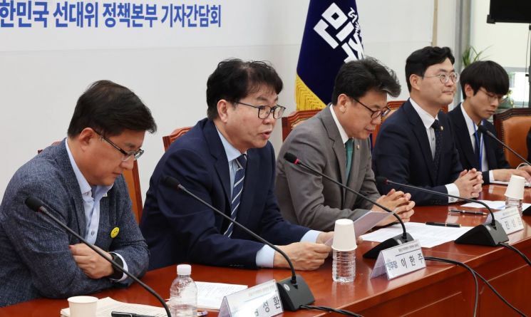 지난달 12일 서울 여의도 국회에서 열린 21대 대통령선거 더불어민주당 10대 정책공약 기자간담회에서 이한주(왼쪽 두번째) 이한주 전 민주연구원장이 민주당 총괄선거대책본부 정책본부장을 맡아 발언하고 있다. 연합뉴스