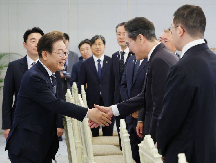이재명 대통령이 13일 서울 용산 대통령실에서 열린 경제단체·기업인 간담회에서 이재용 삼성전자 회장과 악수하고 있다. 대통령실통신사진기자단. 연합뉴스