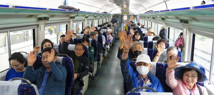 13일 오전 광주 효천역에서 파주 비무장지대를 향해 출발한 광주평화열차에 몸을 실은 참가자들이 손을 흔들며 인사하고 있다. 광주시 제공