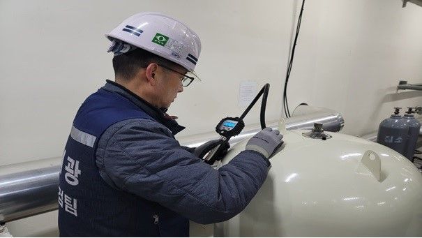 부산도시공사가 임대아파트 기계설비를 점검하고 있다. 부산도시공사 제공