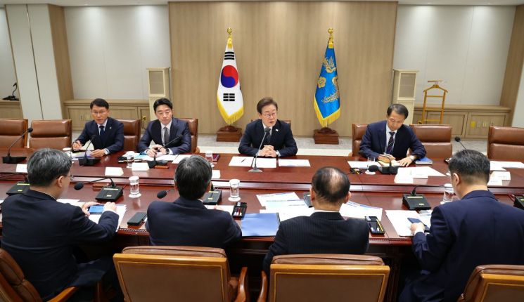 이재명 대통령이 13일 용산 대통령실에서 이스라엘의 이란 공습관련 경제안보 긴급 점검회의를 하고 있다. 연합뉴스