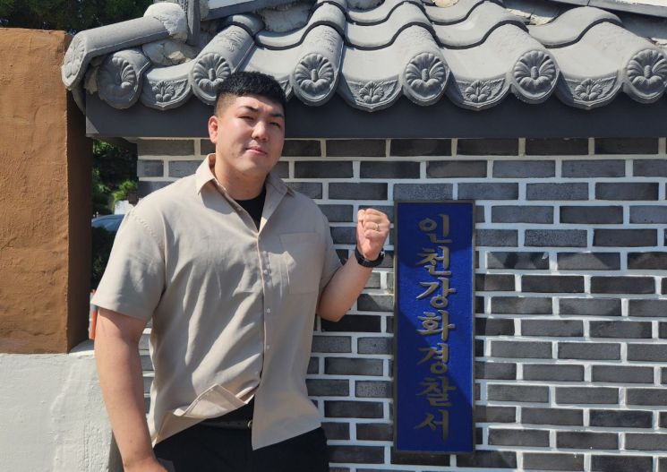 송화평 순경이 인천 강화경찰서 앞에서 포즈를 취하고 있다. 변선진 기자
