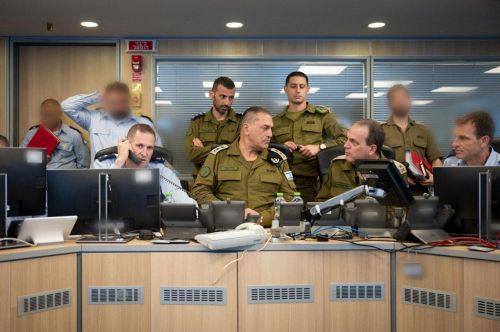이스라엘 방위군(IDF)이 에얄 자미르 참모총장(가운데)이 이스라엘 공군 상황실에서 공습작전을 지휘하는 모습이 담긴 사진을 13일(현지시간) 공개했다. 신화연합뉴스