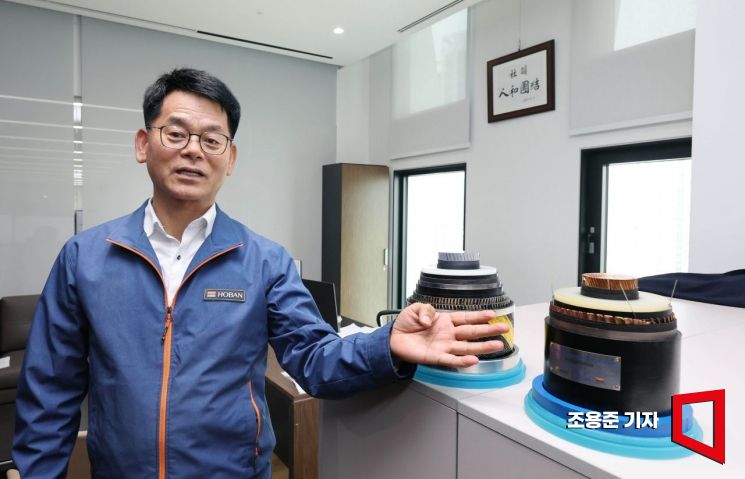 김현주 대한전선 최고기술책임자(CTO·전무)가 서울 서초구 사무실에서 아시아경제와 인터뷰하며 케이블에 대해 설명하고 있다. 조용준 기자