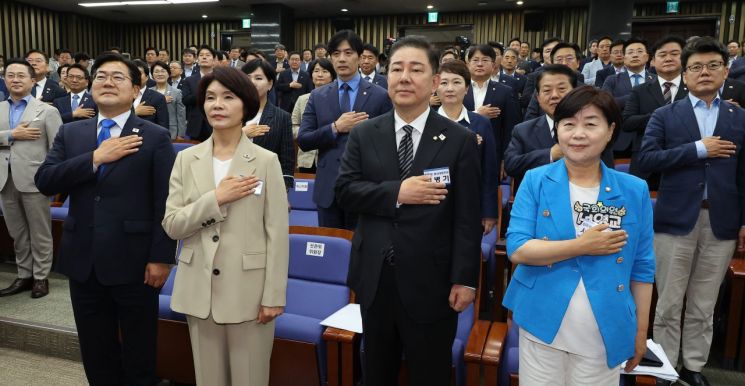 13일 국회에서 더불어민주당 의원총회가 열리고 있다. 연합뉴스