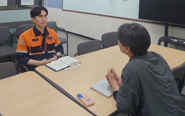 윤정균 포스코 포항제철소 3제강공장장이 아시아경제와의 인터뷰 도중 AI 자율화 공정에 대해 설명하고 있다. 포스코 제공