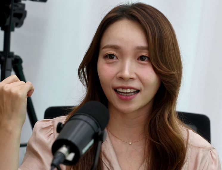 애니메이션 '사랑의 하츄핑'에서 하츄핑을 더빙한 성우 조경이 씨가 아시아경제 본사에서 인터뷰를 하고 있다. 허영한 기자