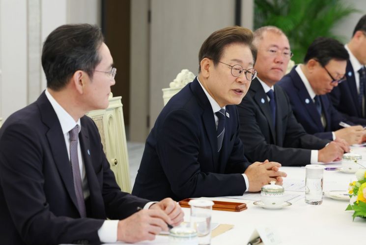 이재명 대통령이 13일 서울 용산 대통령실에서 열린 6경제단체·기업인 간담회에서 발언하고 있다. 대통령실통신사진기자단. 연합뉴스