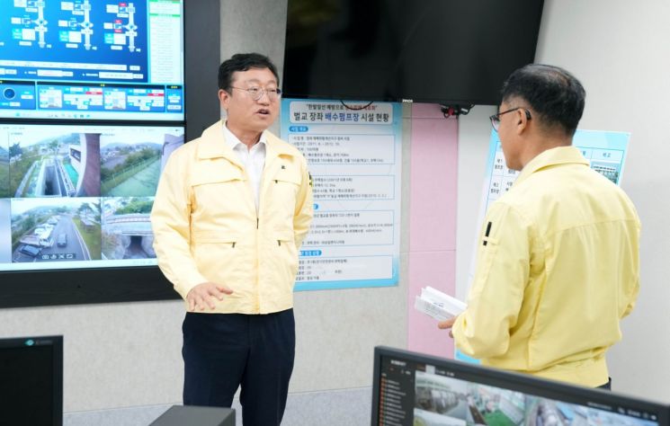 명창환 전라남도 행정부지사가 13일 집중호우 대비 상황을 점검하기 위해 보성군 장좌 배수펌프장을 방문, 관계자로부터 현황을 청취하며 “사전 예방활동에 철저히 해줄 것”을 당부하고 있다. 전남도 제공
