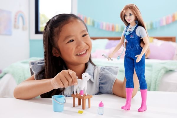 마텔의 대표제품 '바비'인형과 노는 아이. 마텔(Mattel)