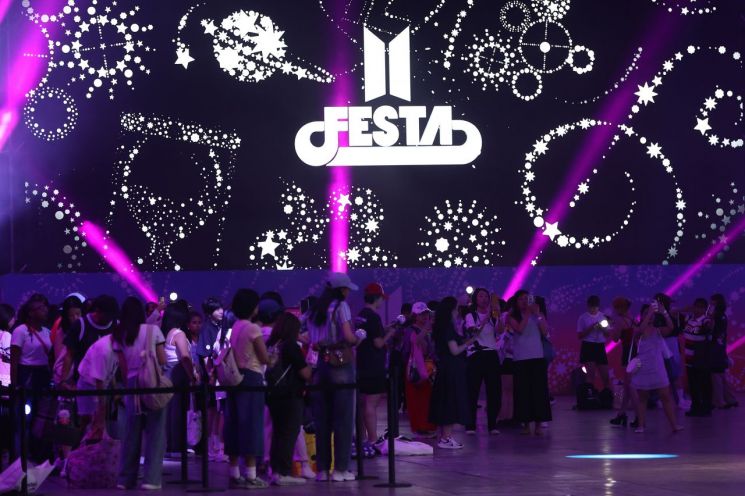 한 팬이 13일 경기도 고양시 일산서구 킨텍스 제2전시장 9~10홀에서 열린 'BTS FESTA'에서 부스 체험을 하고 있다. 이이슬 기자 연합뉴스