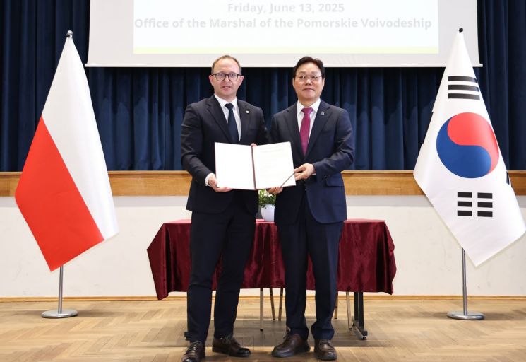 폴란드 포모르스키에주를 공식 방문한 박완수 경남도지사(오른쪽)가 마르친 스퀴에라프스키 부총리와 체결한 지역 간 교류협력 강화 협의서를 들고 기념사진을 찍고 있다. 경남도 제공