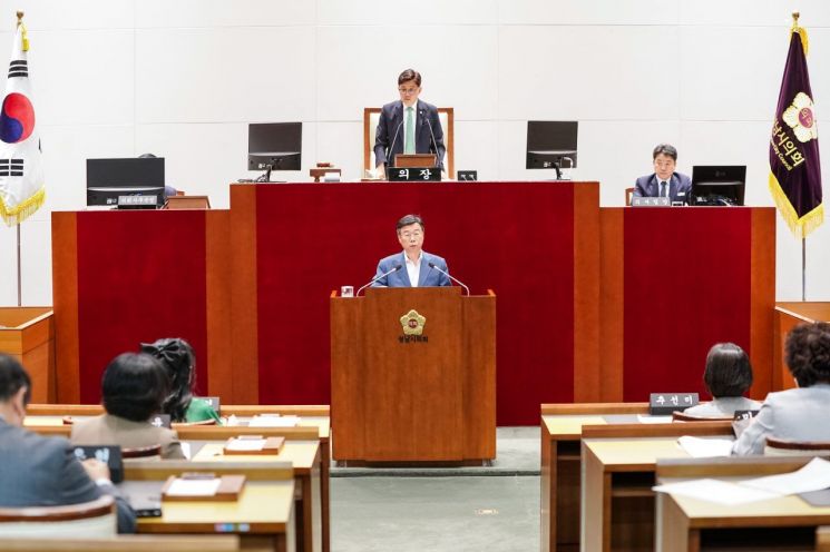 신상진 성남시장은 13일 열린 성남시의회 제1차 정례회 제2차 본회의에서 시정질문에 대한 총괄 답변을 통해 성남시가 추진 중인 주요 정책과 사업 추진 계획을 밝히고 있다. 성남시 제공