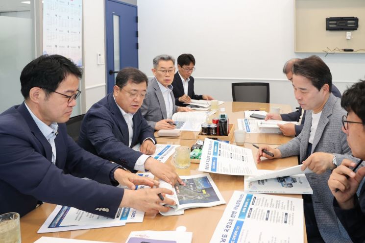 경남도, '핵심 현안 새 정부 국정과제 채택' 움직임 활발 … 민주당 도당에 건의서 전달