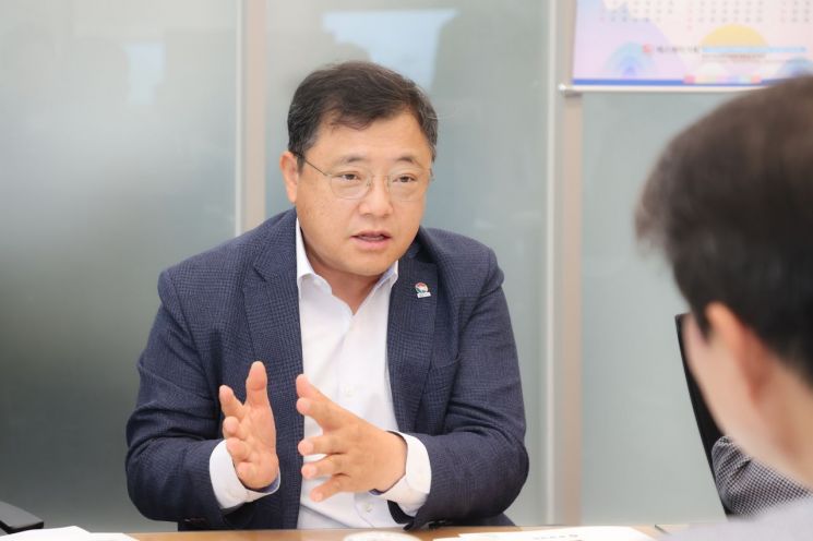 경남도, '핵심 현안 새 정부 국정과제 채택' 움직임 활발 … 민주당 도당에 건의서 전달